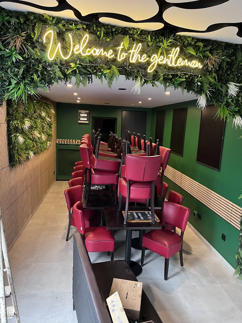 LE GENTLEMAN (Cafe De La Gare)